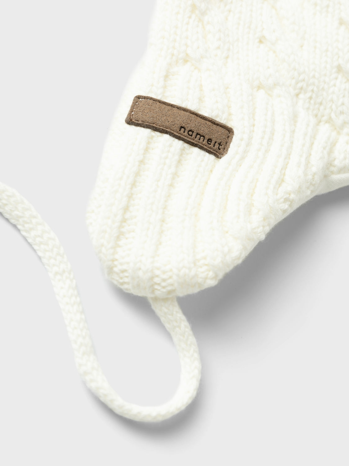 Söt baby mössa till din lille pojke eller flicka med knyte under hakan.
Produkttyp: Mössa
Stängning: band att knyta
Extra detaljer: Pom-poms, Badge
Jazza upp ditt barns outfit med roliga och praktiska huvudbonader och lägg till en snygg touch. Kabelstickning kännetecknas av rader som korsar varandra för en mjuk känsla och en mysig look.