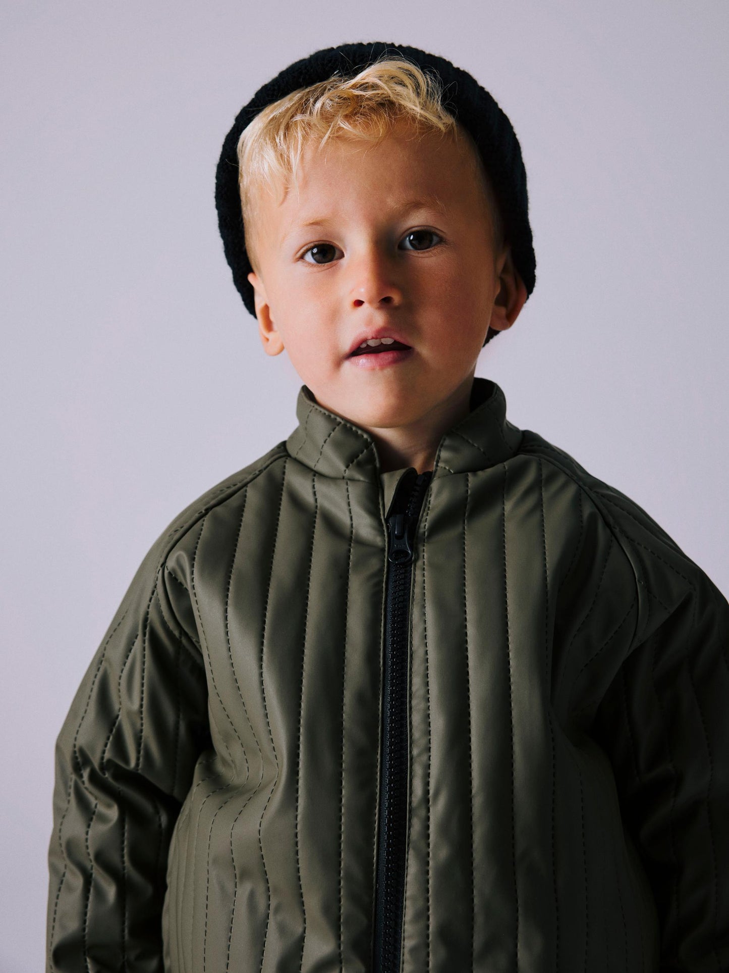 Krydda ditt barns outfit med roliga och och praktiska huvudbonader och lägg till en snygg touch. Stickning som karaktäriseras av sin öppna design och mjukhet för en bekväm känsla. Pojke mössa
Produkttyp: svart mössa
Tyg: Stickat
Maskintvätt 30 grader