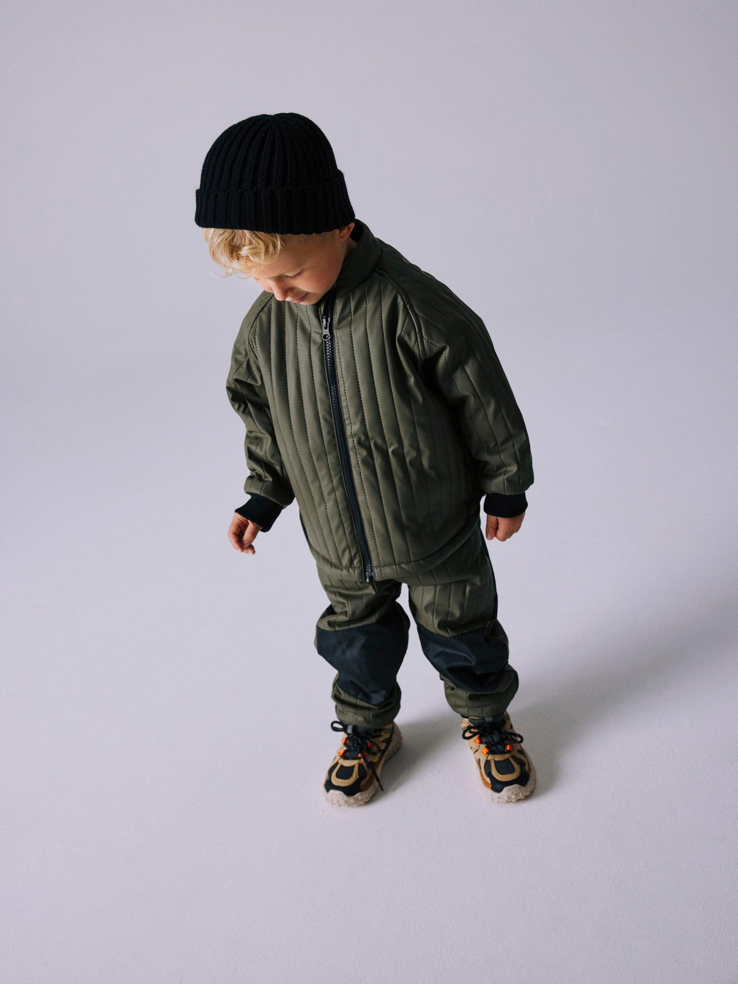 Krydda ditt barns outfit med roliga och och praktiska huvudbonader och lägg till en snygg touch. Stickning som karaktäriseras av sin öppna design och mjukhet för en bekväm känsla. Pojke mössa
Produkttyp: svart mössa
Tyg: Stickat
Maskintvätt 30 grader