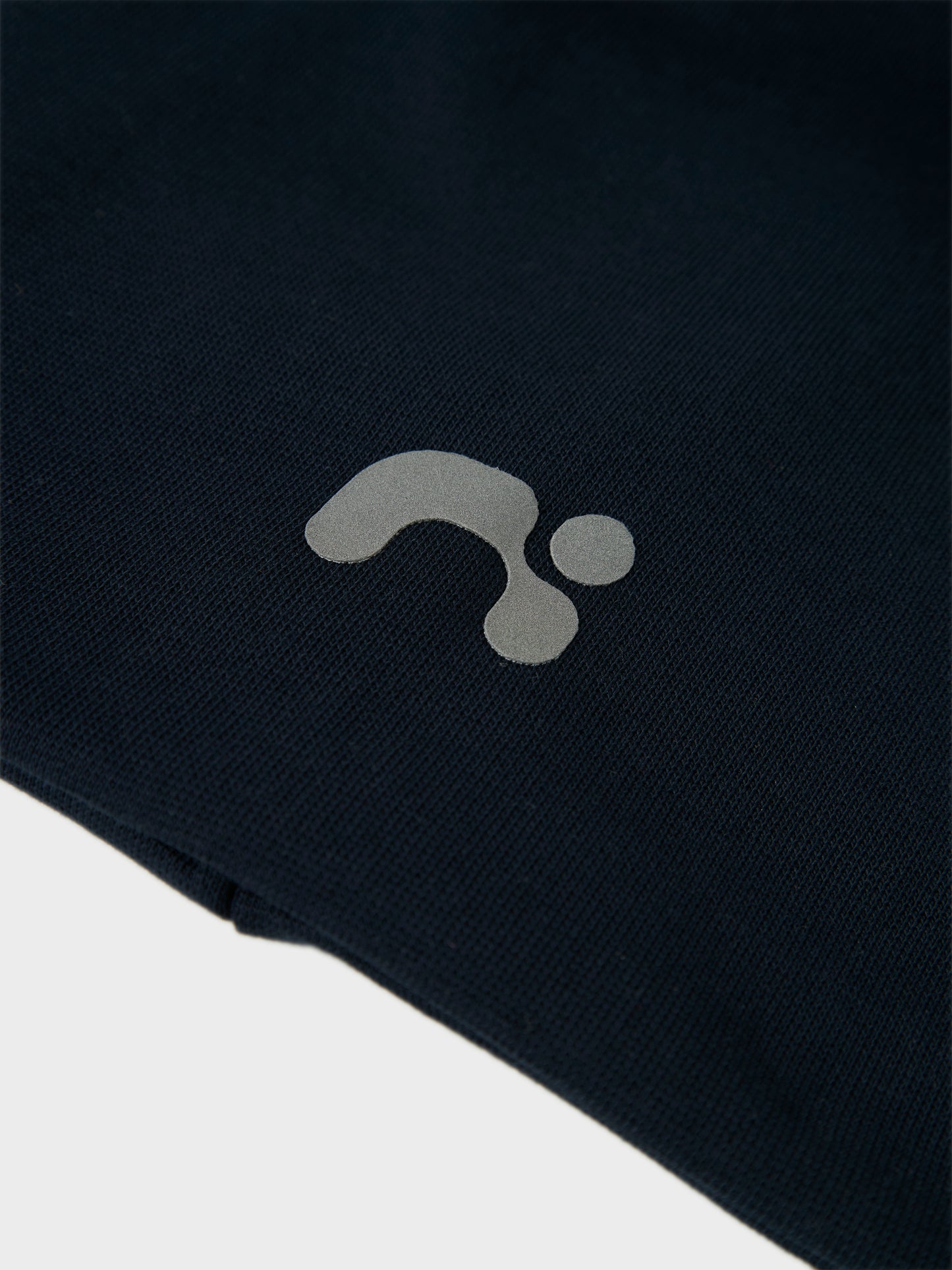 Marin blå mössa till pojke, kille. Enfärgad höstmössa med reflex detaljer från Name it. Jazza upp ditt barns outfit med roliga och praktiska huvudbonader och lägg till en snygg touch. Ribbstickad har ett vertikalt, randigt mönster och bra elasticitet för en skön känsla och en tidlös look.
Produkttyp: Mössa
Tryck : Dekorativt reflextryck