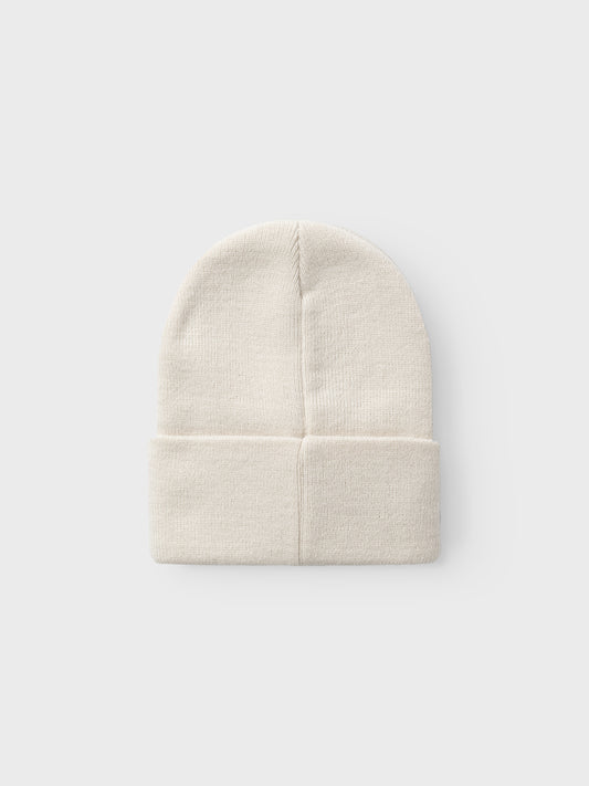Vit höst och vinter mössa till flicka, tjej. Se till att ditt barn, ungdom inte fryser i höst, vinter. Snygg enfärgad mössa i lite tjockare kvalitet så du slipper frysa. Stickat kännetecknas av sin öppna design och mjukhet för en bekväm känsla.
Produkttyp: Mössa