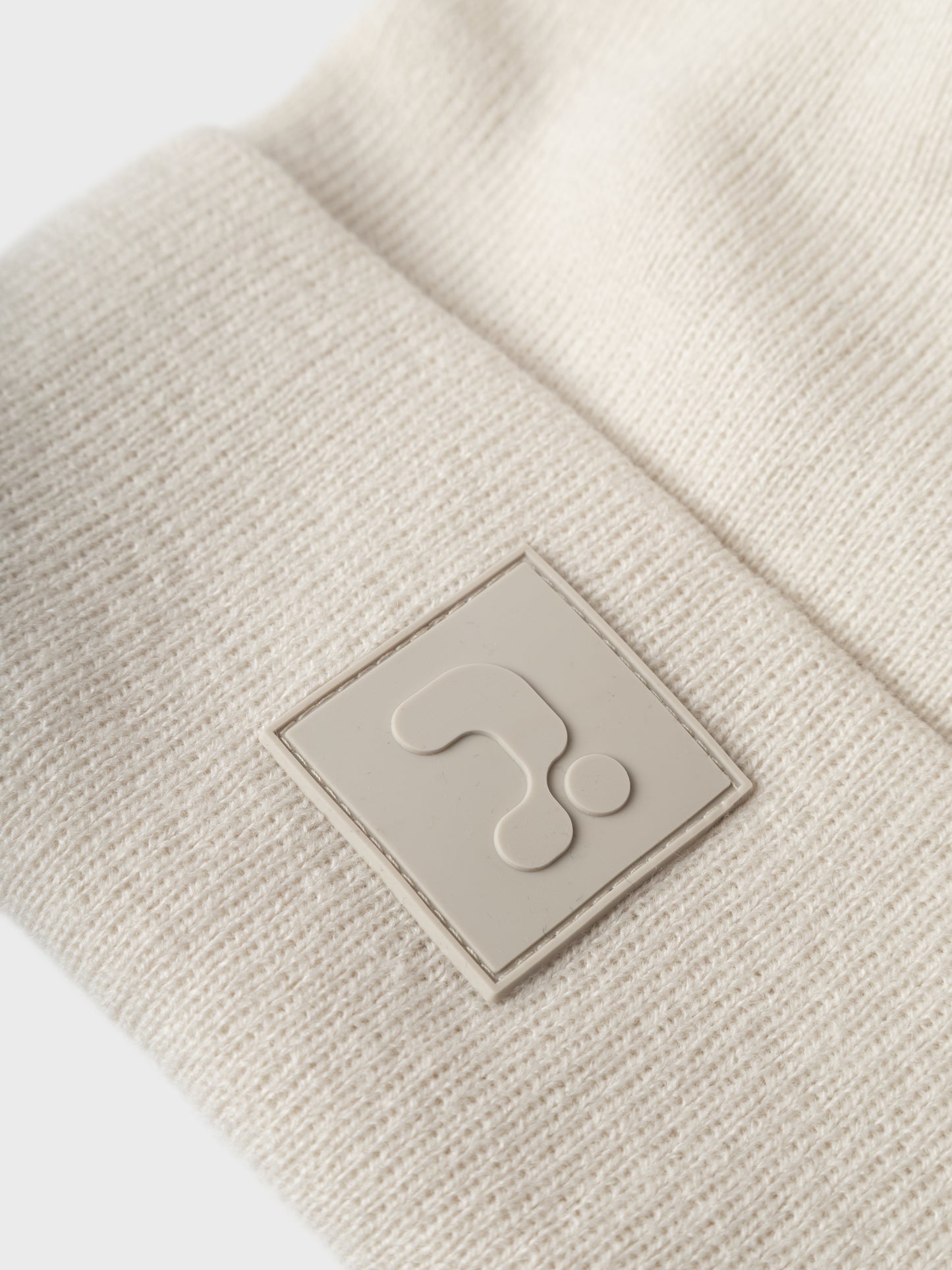 Vit höst och vinter mössa till flicka, tjej. Se till att ditt barn, ungdom inte fryser i höst, vinter. Snygg enfärgad mössa i lite tjockare kvalitet så du slipper frysa. Stickat kännetecknas av sin öppna design och mjukhet för en bekväm känsla.
Produkttyp: Mössa