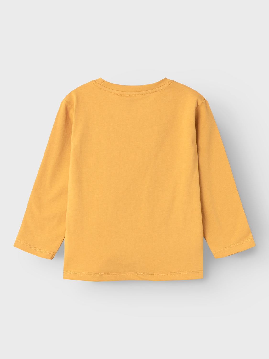 Gul långärmad tröja , t-shirt med traktor grävare till pojke, kille perfekt för vardagsbruk och speciella tillfällen. Jersey är ett lätt och stretchigt tyg med en mjuk yta och insida för en bekväm känsla och rörelsefrihet. Denna tröja har öppningsbara detaljer som ger en extra överraskning till ditt barn.
Produkttyp: Topp
Hals: Rund hals
Ärm: Kort ärm
Extra detaljer: 3D-detalj
Tryck: Gummitryck för en mjuk känsla
Passform: Normal passform
Fästkomp: Bomull ekologisk