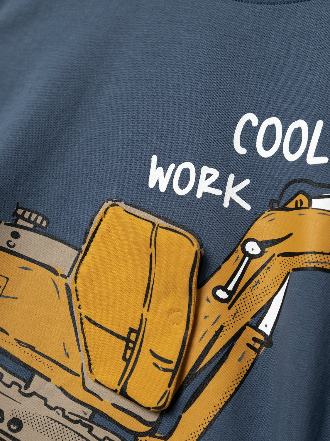 Blå långärmad tröja , t-shirt med traktor grävare till pojke, kille perfekt för vardagsbruk och speciella tillfällen. Jersey är ett lätt och stretchigt tyg med en mjuk yta och insida för en bekväm känsla och rörelsefrihet. Denna tröja har öppningsbara detaljer som ger en extra överraskning till ditt barn.
Produkttyp: Topp
Hals: Rund hals
Ärm: Kort ärm
Extra detaljer: 3D-detalj
Tryck: Gummitryck för en mjuk känsla
Passform: Normal passform
Fästkomp: Bomull ekologisk