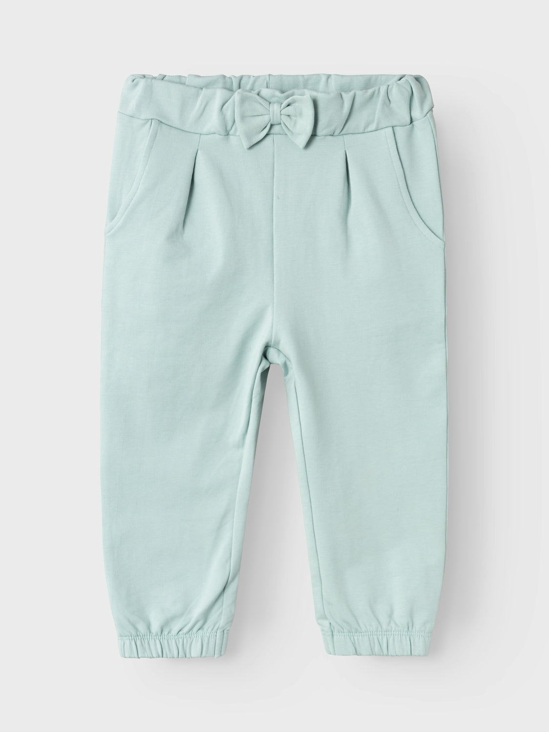 Söt blå mysbyxa till liten tjej. Mjukis byxor till flicka i skön ekologisk sweatshirt. Sätt ihop den perfekta outfiten för ditt barn med kvalitativa vardagsstilar och skapa en bekväm och trendig look. Borstad sweatshirt har en mjuk insida för en bekväm känsla.
Produkttyp: Träningsbyxor
Fickor: Sidofickor
Längd/storlek: Ankellängd
Bendetaljer: Elastiska fållar
Extra detaljer: Rosettdetalj, Justerbar midja
Passform: Normal passform
Huvudmaterialet i denna produkt innehåller minst 50 % direkt till ekologisk