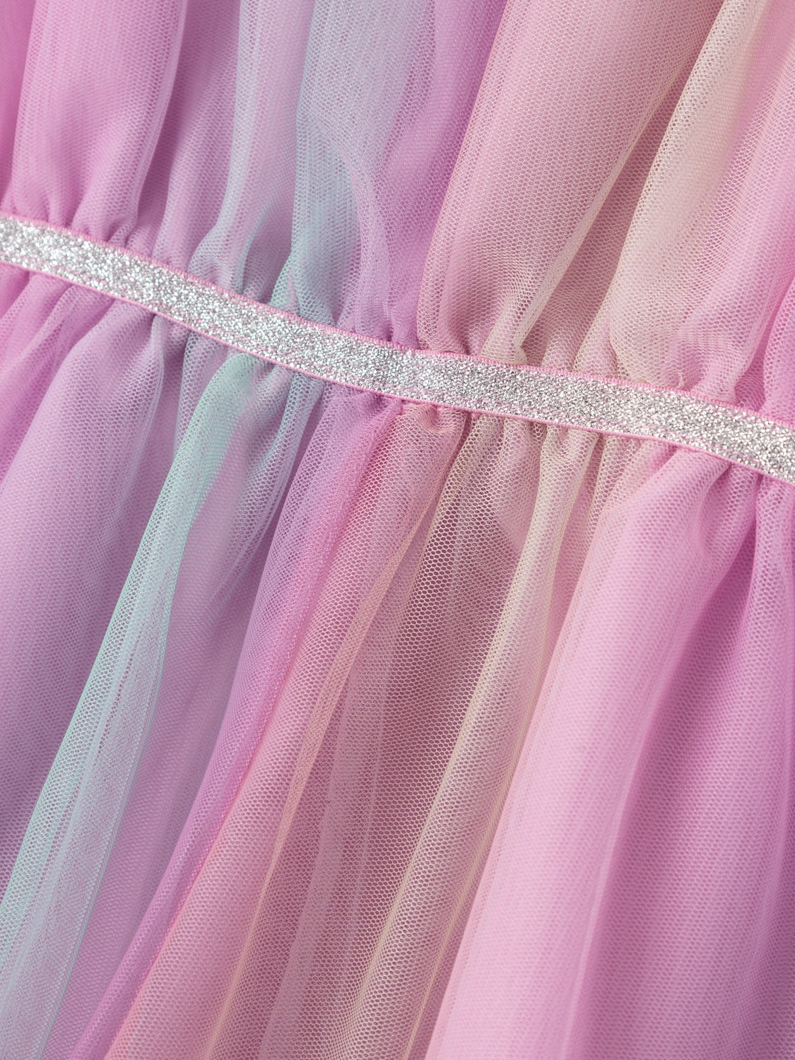 Fantastisk klänning i regnbåge färger. Söt modell perfekt för din lilla flicka, tjej som gillar unicorn och rosa. Tyll är ett lätt tyg med en nätliknande struktur för en elegant look.
Produkttyp: Spencer klänning
Hals: Rund hals
Ärm: Ärmlös
Stängning: Knäppning med knapp och ögla
Foder : Foder av återvunnet polyester för en icke-transparent look
Extra detaljer: Resår i midjan, glitterdetalj
Utskrift: Utskrift upprepas över hela ytan av produkten
Passform: Normal passform