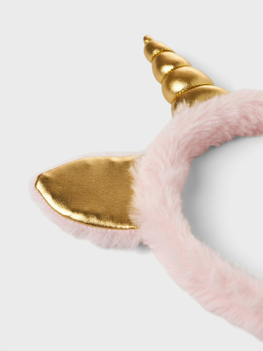 Varje flicka drömmer nästan om unicorn, här är ett diadem / hårband som gör att hela världen blir som magi. Sätt pricken över i:et till ditt barns outfit med festliga, coola och praktiska accessoarer perfekta för både vardagsbruk och speciella tillfällen. Fuskpäls har en fluffig look och yta för en mjuk och behaglig känsla. Upptäck vänskapens magi med Twilight Sparkle, Rainbow Dash, Pinkie Pie, Rarity, Fluttershy, Applejack och vänner från My Little Pony.
Produkttyp: Diadem
Extra detaljer: Glitterdetalj