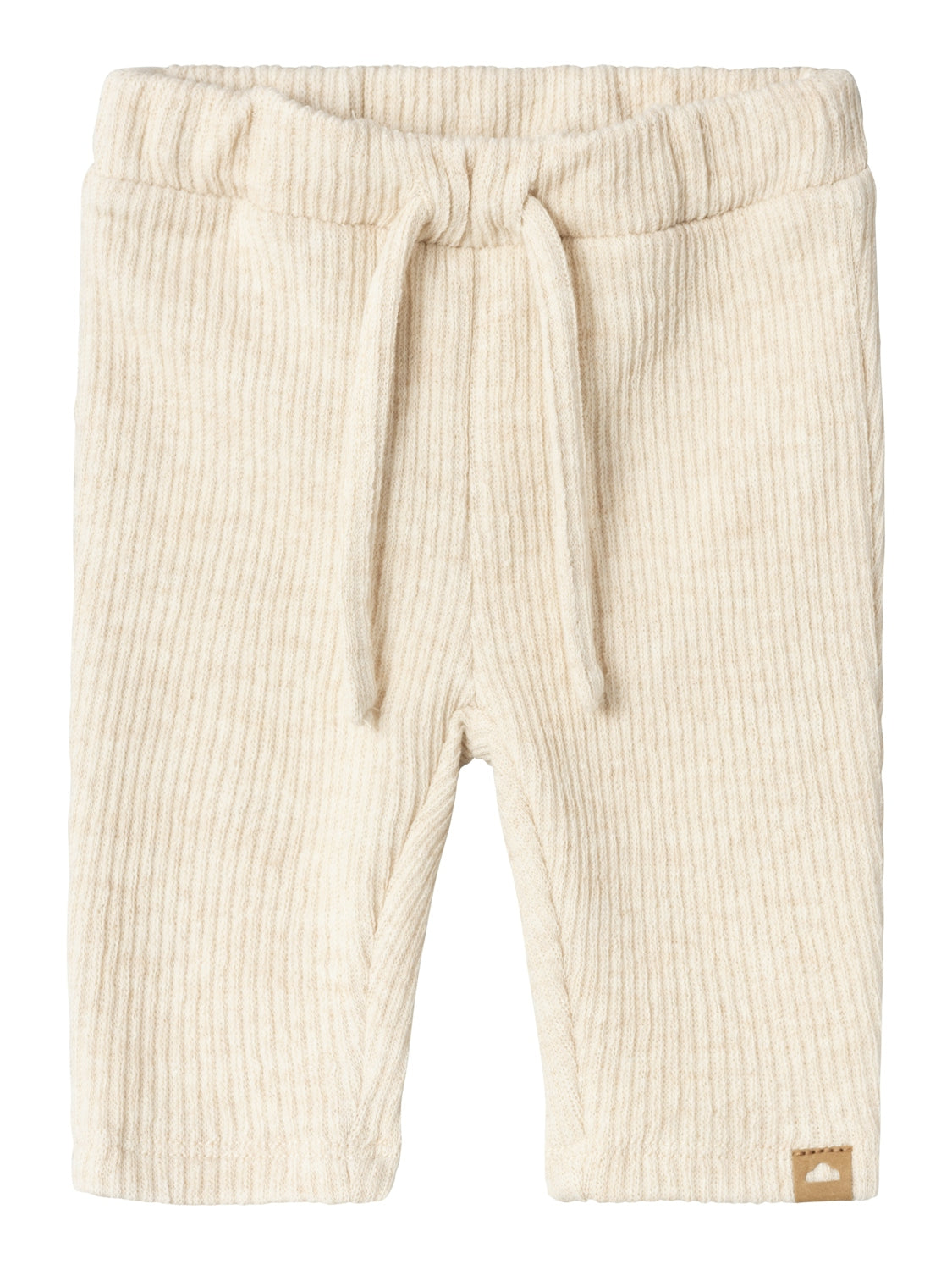 Baby byxa i supermjuk ekologisk kvalitet. Byxor till bebis pojke när de är som allra bäst.
Klä ditt barn i komfort och svalka med trendiga byxor som säkerställer en mjuk känsla. Borstad sweatshirt har en mjuk insida för en bekväm känsla.
Produkttyp: Byxor
Extra detaljer: Badge
Passform: Byxor med normal passform har en passform ovandel och ben med normal passform