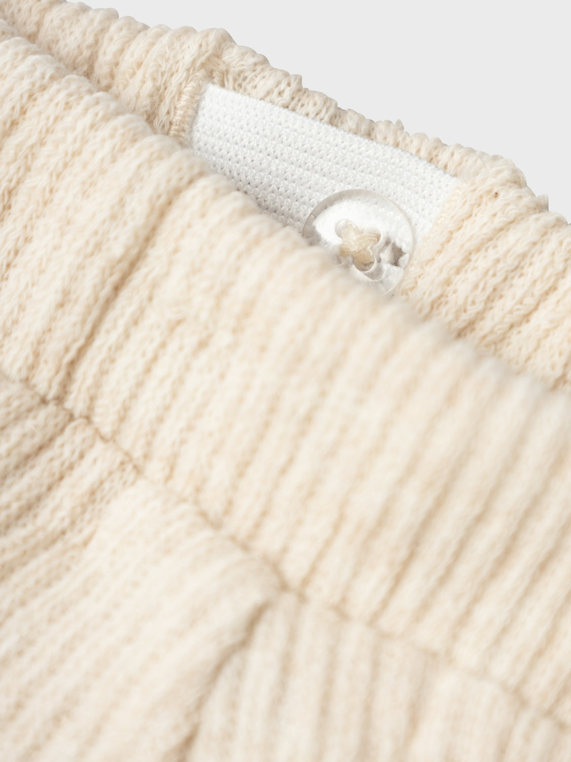 Baby byxa i supermjuk ekologisk kvalitet. Byxor till bebis pojke när de är som allra bäst.
Klä ditt barn i komfort och svalka med trendiga byxor som säkerställer en mjuk känsla. Borstad sweatshirt har en mjuk insida för en bekväm känsla.
Produkttyp: Byxor
Extra detaljer: Badge
Passform: Byxor med normal passform har en passform ovandel och ben med normal passform