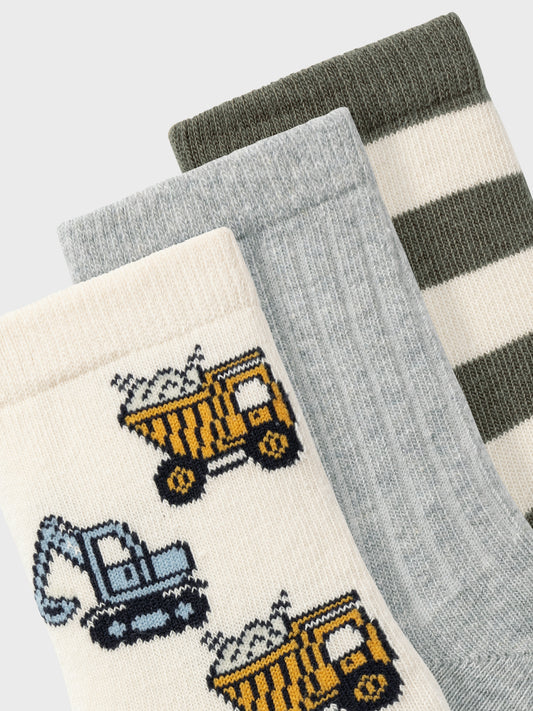 Fin 3 pack med stumpor till pojke i enfärgat, randigt och mönstrat med bilar. Förnya ditt barns basgarderob med mjuka strumpor perfekta för alla tillfällen året runt. Jacquard kännetecknas av sitt vävda mönster för estetik och en elegant look.
Produkttyp: Strumpor
Extra detaljer: 3-pack
Huvudmaterialet i denna produkt innehåller minst 50 % ekologisk bomull. Ekologisk bomull odlas utan användning av skadliga kemikalier. Ekologisk bomullsodling skyddar naturresurser och biologisk mångfalde