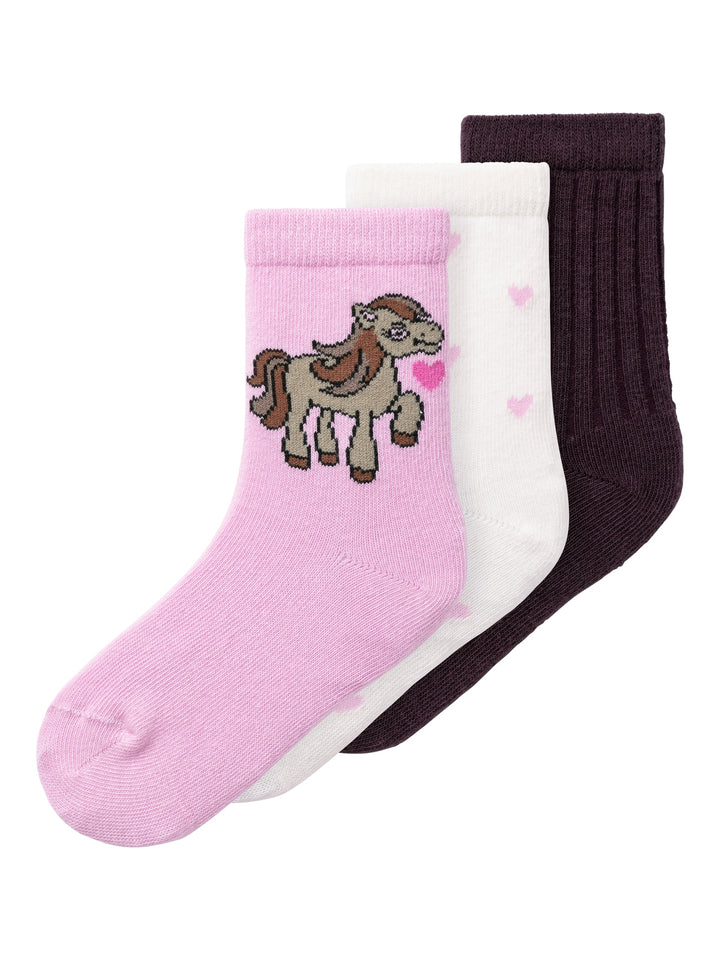 Söta barn strumpor i rosa och vitt. till flicka tjej. En enfärgad, en vit med hjärtan och en rosa med gullig häst på. Strumporna är tillverkade av ekologisk bomull.
Produkttyp: Strumpor
Extra detaljer: 3-pack
Förnya ditt barns basgarderob med mjuka strumpor perfekta för alla tillfällen året runt. Stickat kännetecknas av sin öppna design och mjukhet för en bekväm känsla.