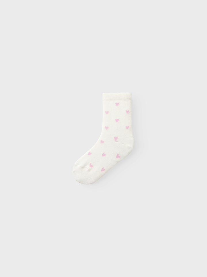 Söta barn strumpor i rosa och vitt. till flicka tjej. En enfärgad, en vit med hjärtan och en rosa med gullig häst på. Strumporna är tillverkade av ekologisk bomull.
Produkttyp: Strumpor
Extra detaljer: 3-pack
Förnya ditt barns basgarderob med mjuka strumpor perfekta för alla tillfällen året runt. Stickat kännetecknas av sin öppna design och mjukhet för en bekväm känsla.