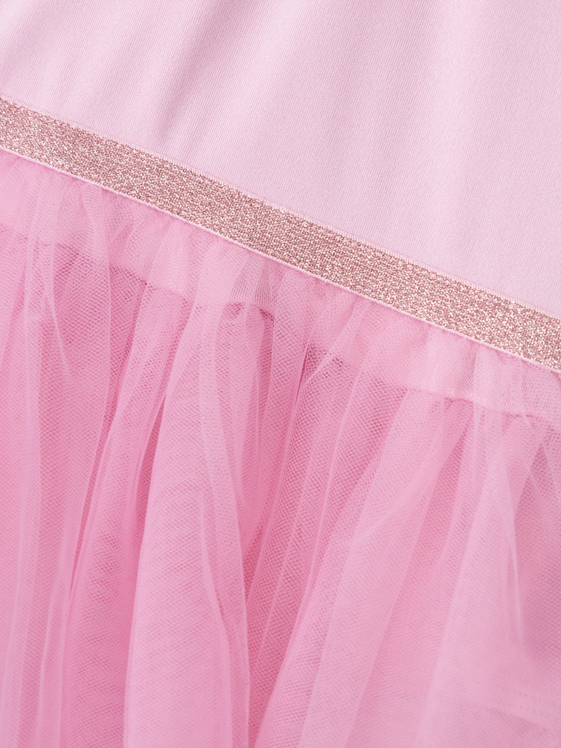 Långärmad balettdräkt för din lilla flicka, tjej. Långärmad dansdräkt med tyllkjol. Perfekt när ditt barn ska dansa balett, gå på Bamsegympa eller bara vill känna sig som en prima ballerina där hemma.
Produkttyp: Klänning
Hals: Rund hals
Ärm: Lång ärm
Remmar: Korsrygg
Längd/Storlek: Kort
Extra detaljer: Glitterdetalj, Ruchingdetalj
Passform: Slim Fit
Fräscha upp ditt barns garderob med vackra och coola klänningar perfekta för alla årstider och tillfällen. Jersey är ett lätt och stretchigt tyg med en mjuk