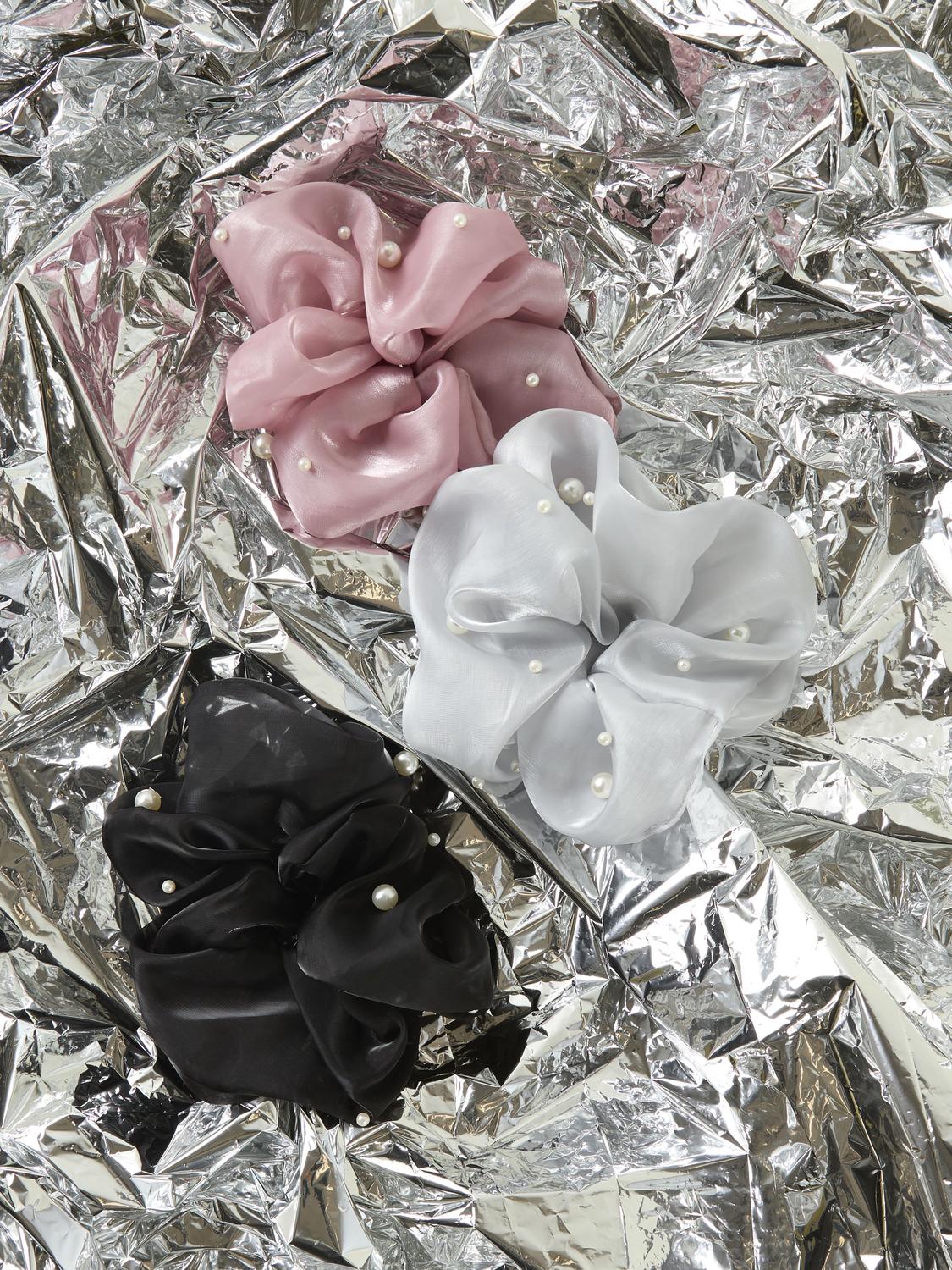 Svart stor hår snodd, scrunchie till flicka, tjej. Gör ditt barn redo för alla festliga evenemang eller speciella tillfällen året runt med roliga och glamorösa feststilar. Vävt tyg har ett distinkt korsmönster och en lätt strukturerad yta för en ren och klassisk look.
Produkttyp: Scrunchie för hår
Extra detaljer: Pärlor
Hårsnoddar riktigt stora. ca 15 cm stor, finns i rosa, svart och silver