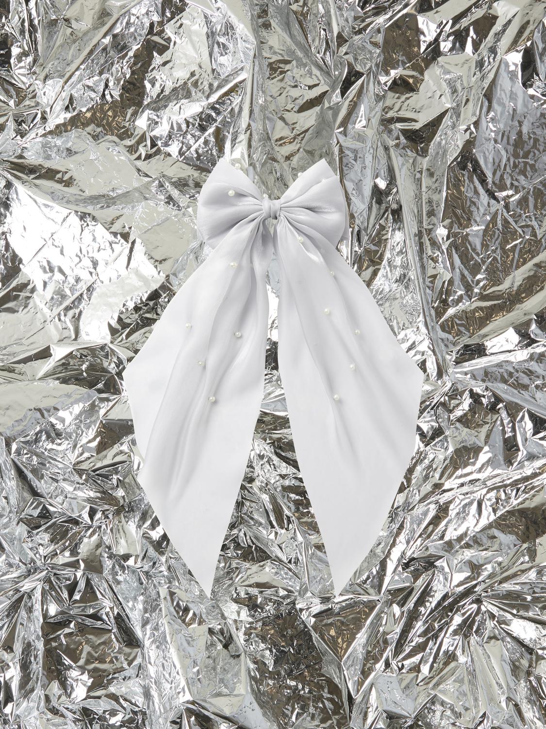 Stor rosett i silver blå att ha i håret. Missa inte årets trend för tjej, flicka barn och ungdom. Älskar detta hårspänne som förutom rosett även är dekorerad med pärlor. Gör ditt barn redo för alla festliga evenemang eller speciella tillfällen året runt med roliga och glamorösa hår accessoarer och hårspänne.
Produkttyp: Hårklämma hårspänne
Stängning: Klämma
Extra detaljer: Beading