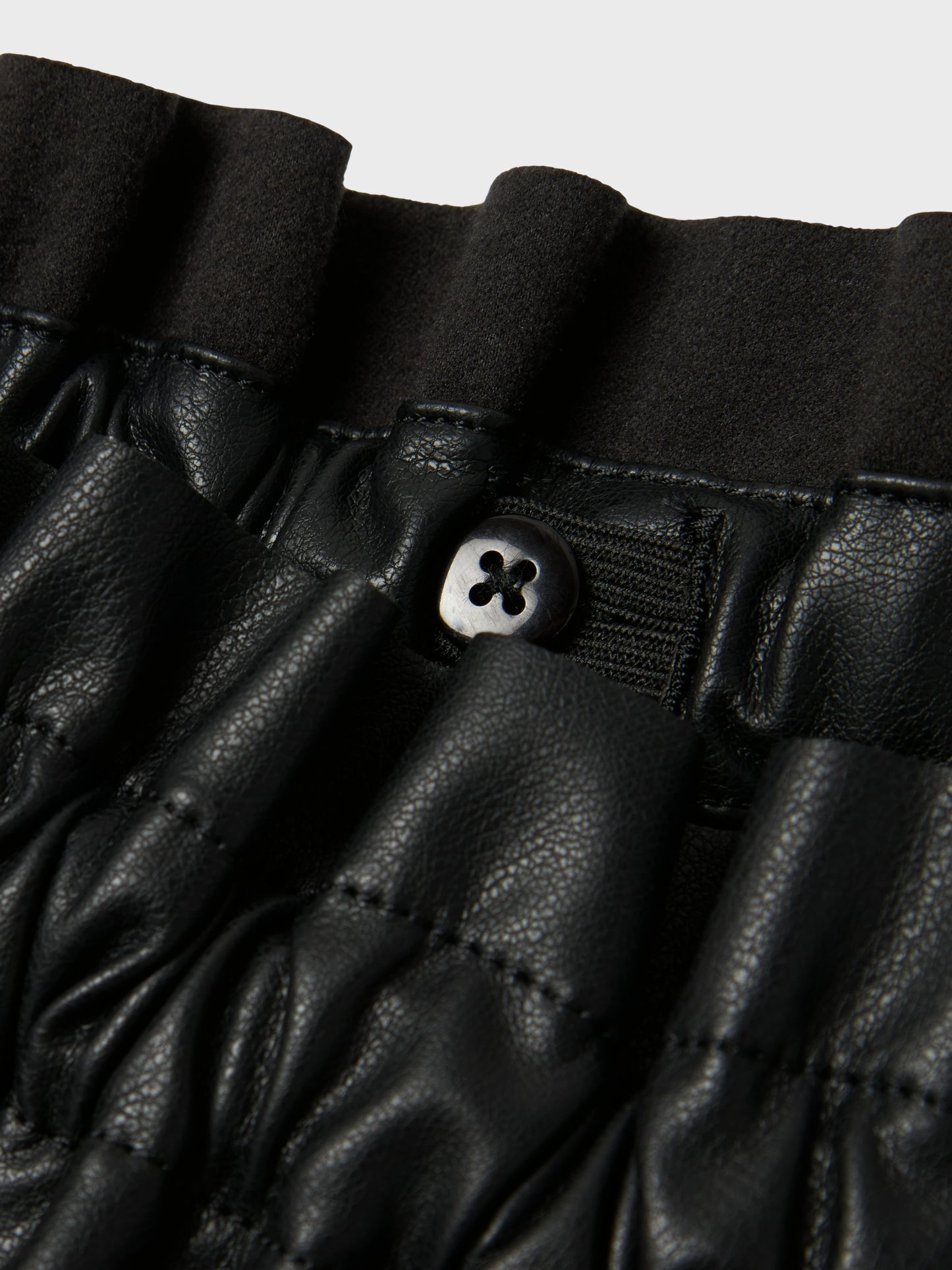 Tuff svart kjol till liten flicka, tjej som passar både vardag och fest. Snygg kjol från Name It, NMFSIANINA