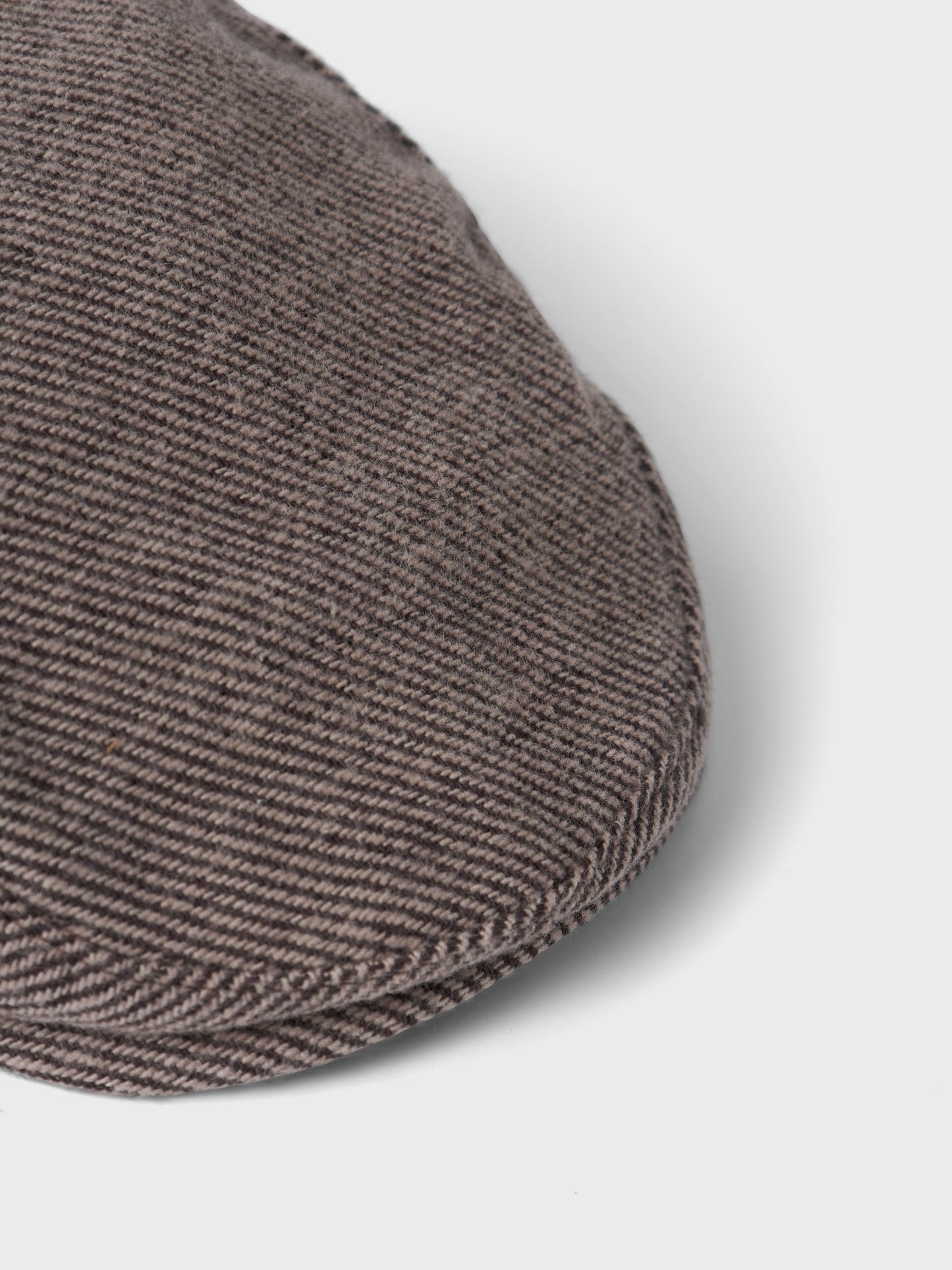 Snygg gubbkeps till baby pojke i brun ekoloisk bomull.
Gör ditt barn redo för alla festliga evenemang eller speciella tillfällen året runt med roliga och glamorösa feststilar. Vävt tyg har ett distinkt korsmönster och en lätt strukturerad yta för en ren och klassisk look.
Produkttyp: Hatt, keps
Bebis kille Beige gammeldags huvudbonad.