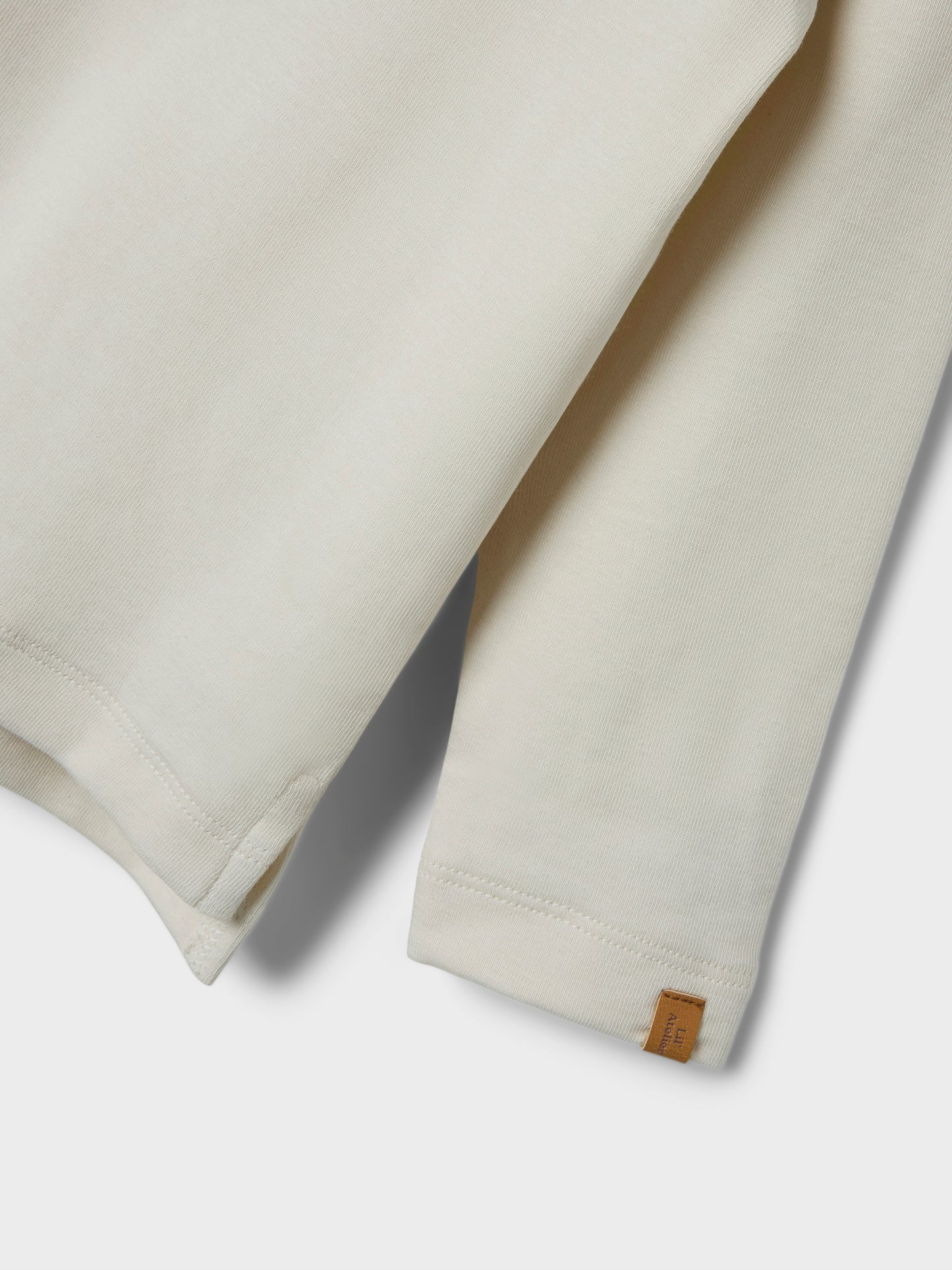 Natur vit pike tröja i ekologisk bomull till pojke, kille. Barn tröja i klassisk modell att ha istället för skjorta när du vill vara lite fin till vardag eller kanske jul eller andra festliga tillfällen. Lil 'Atelier NMMFUNDO