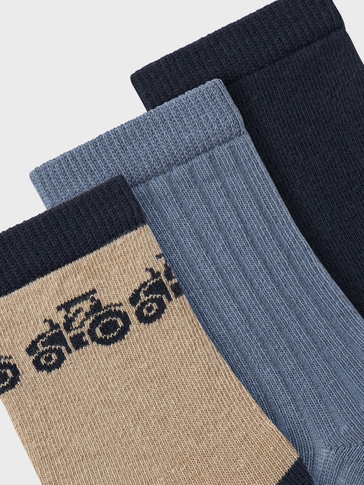 Närbild på traktor strumpa.
Förnya ditt barns basgarderob med mjuka strumpor i ekologisk bomull perfekta för alla tillfällen året runt. Fint mönster och mjukhet för en bekväm känsla.
Produkttyp: Strumpor
Extra detaljer: 3-pack
Blå och beige strumpa till barn, pojke och kille.