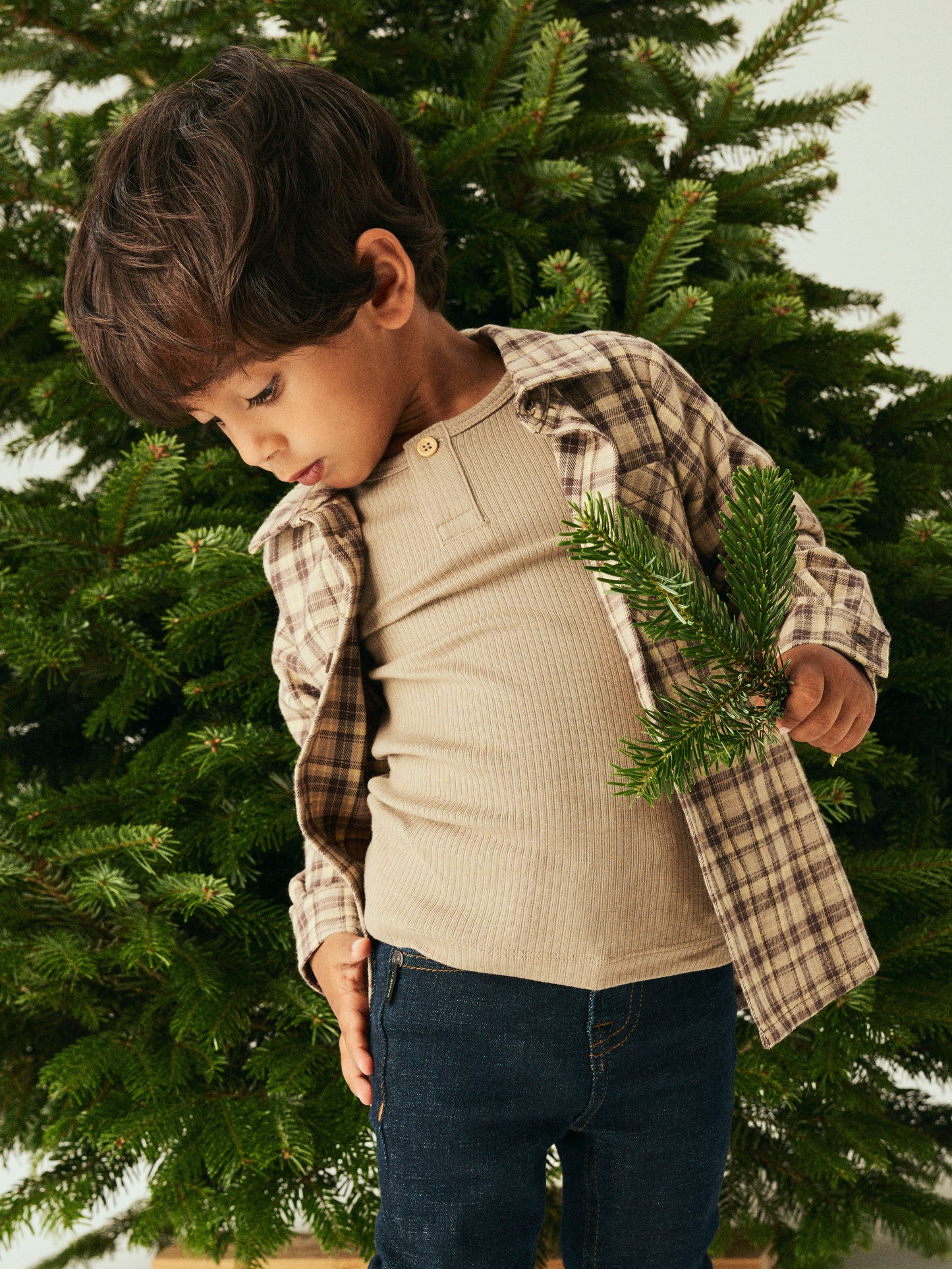 Långärmad ribbad t-shirt i ekologisk bomull till pojke, liten kille. Klassisk beige tröja med knapp i halsen.