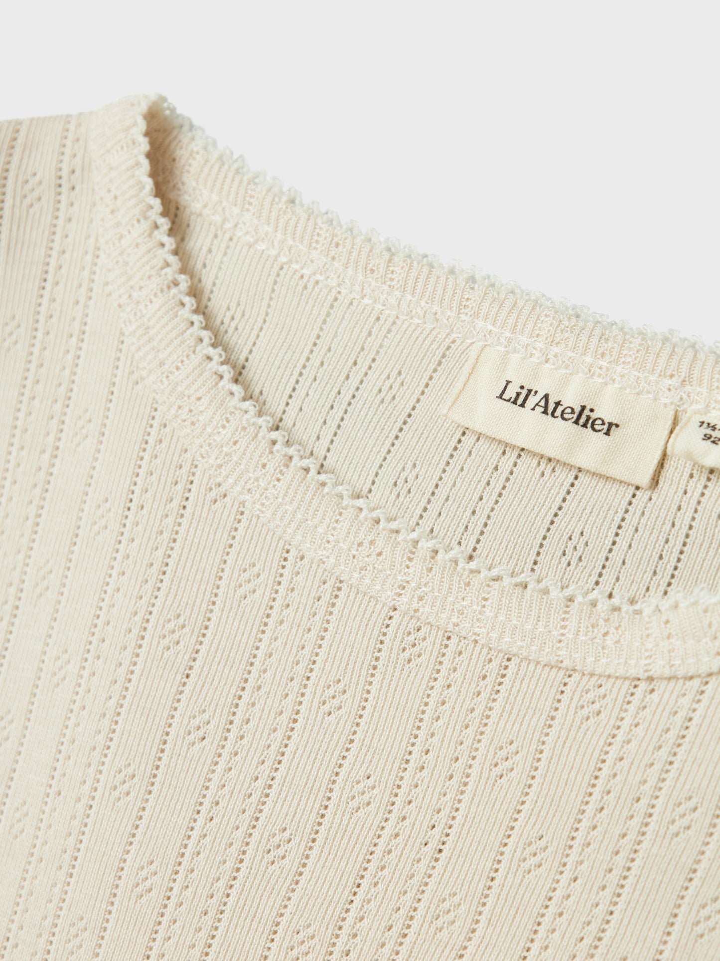 Söt vit långärmad tröja till flicka, tjej.
Sätt ihop den perfekta outfiten för ditt barn med kvalitativa vardagsstilar och skapa en bekväm och trendig look. Needle fall kännetecknas av tappade stygn för unika mönster och en söt look.
Produkttyp: Topp
Hals: Rund hals
Ärm: Lång ärm
Extra detaljer: Tag
Passform: Slim Fit