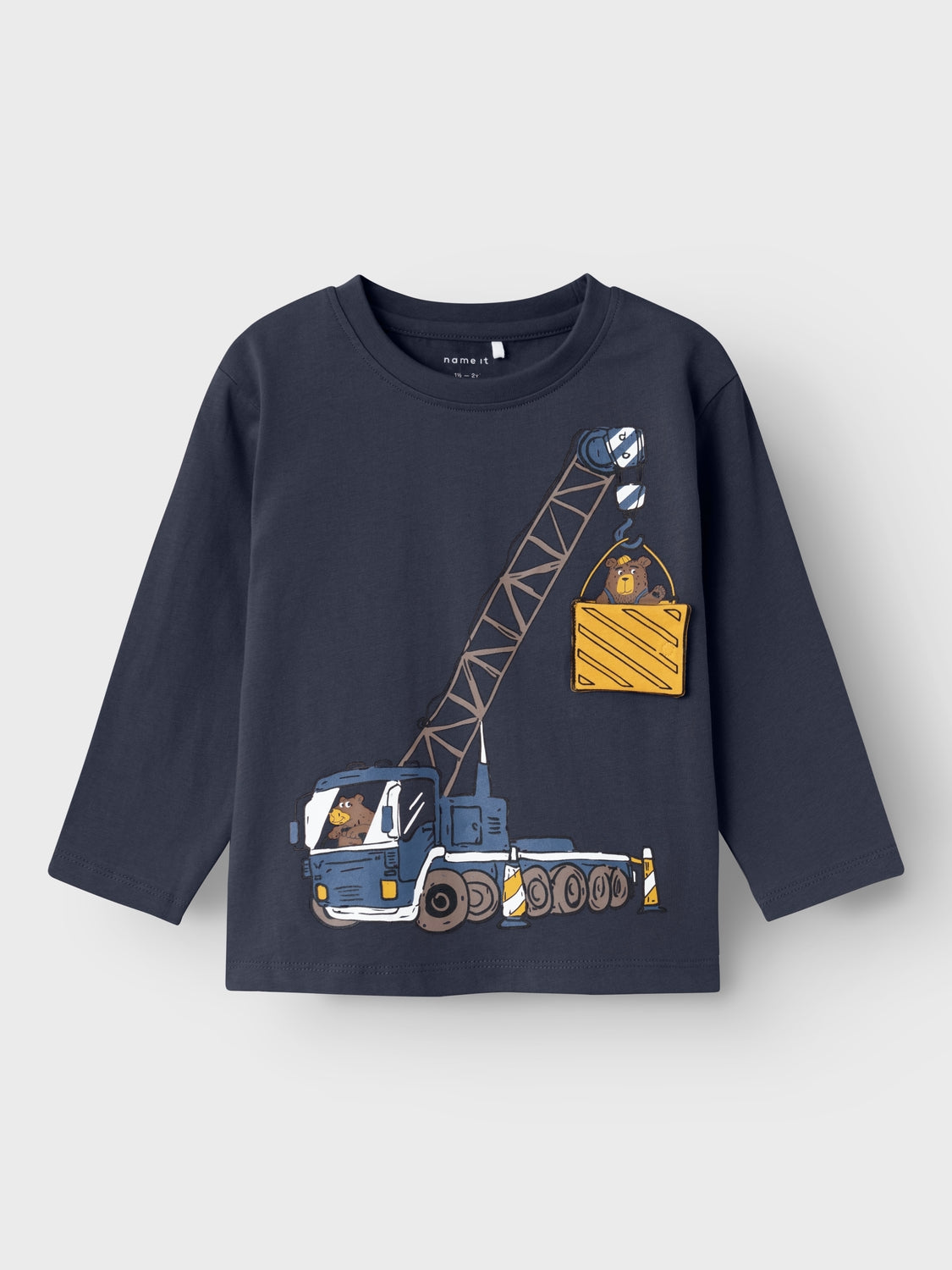 Blå långärmad tröja , t-shirt med bil till pojke, kille perfekt för vardagsbruk och speciella tillfällen. Jersey är ett lätt och stretchigt tyg med en mjuk yta och insida för en bekväm känsla och rörelsefrihet. Denna tröja har öppningsbara detaljer som ger en extra överraskning till ditt barn.
Produkttyp: Topp
Hals: Rund hals
Ärm: Kort ärm
Extra detaljer: 3D-detalj
Tryck: Gummitryck för en mjuk känsla
Passform: Normal passform
Fästkomp: Bomull ekologisk