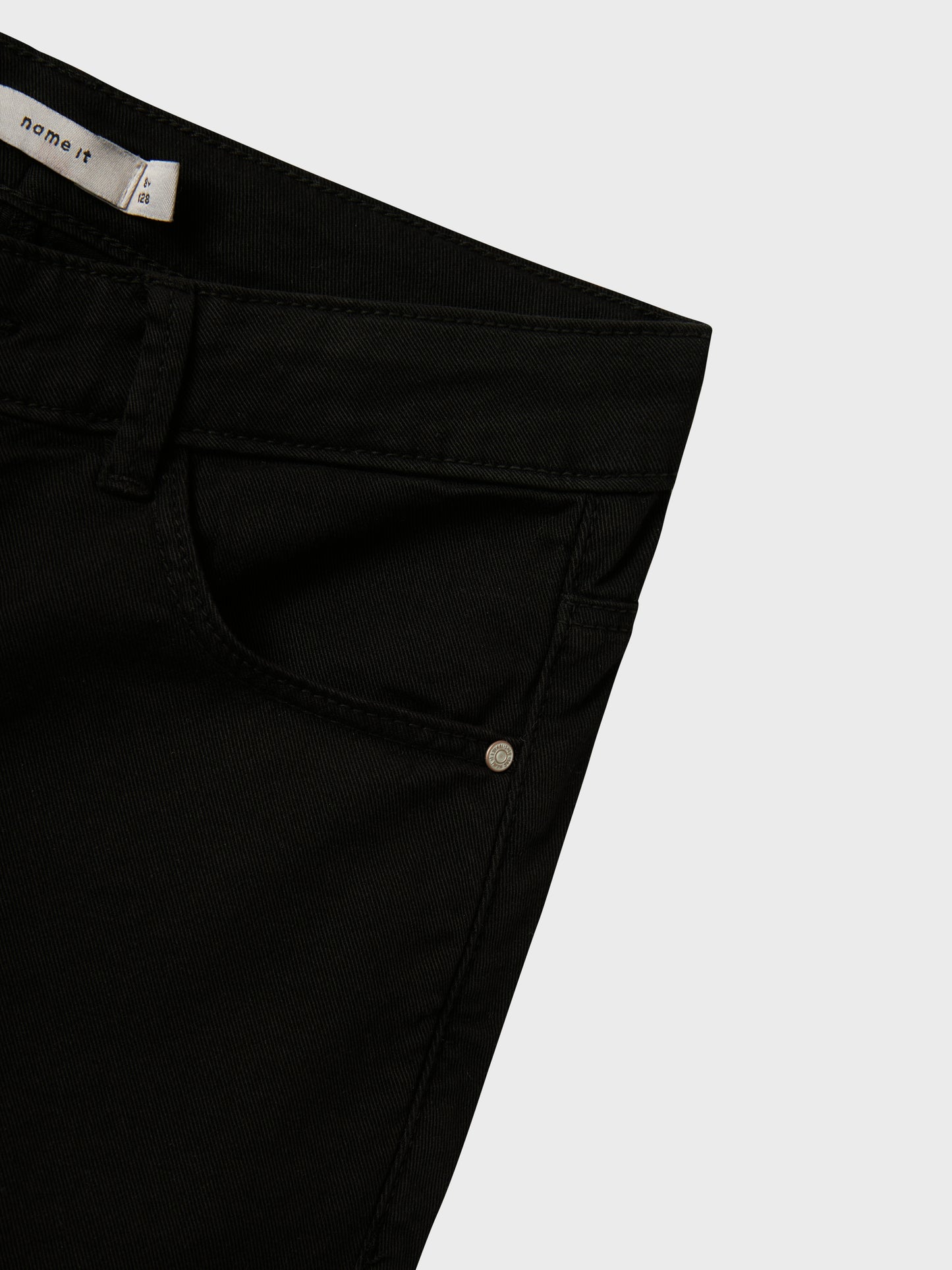 Snygg svart stretchig bootcut jeans till tjej från Name it. Ungdoms barn jeans utsvängda till flicka med fina detaljer.
NKFSALLI SLIM BOOT TWI PANT 6843-MF
13237363