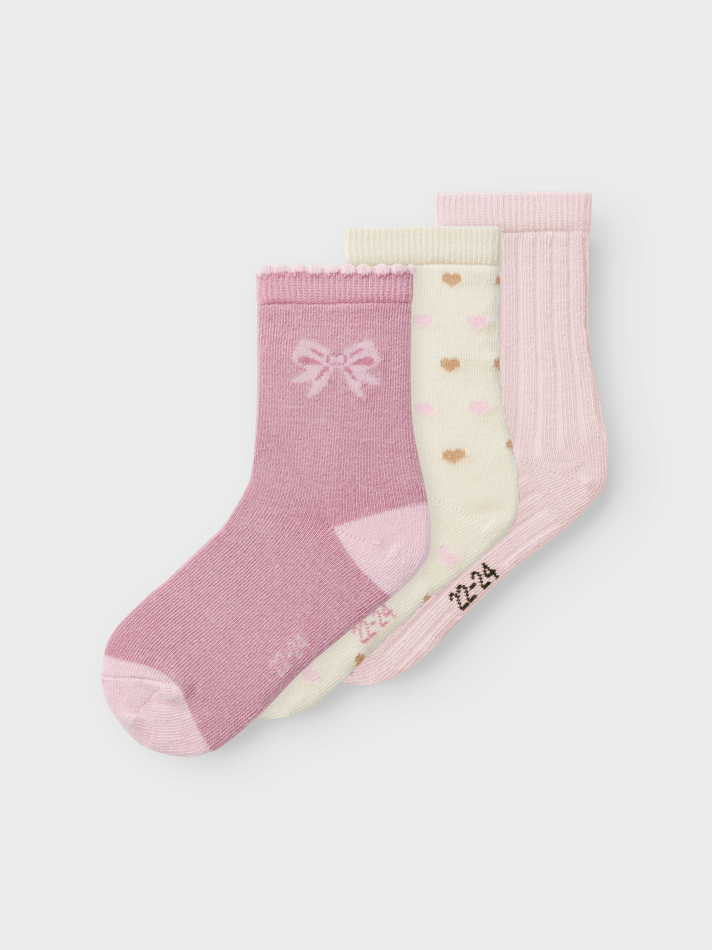 Rosa strumpor till flicka från Name it. Ekologiska barn strumpor med hjärtan och rosetter.
NMFSILLE 3P SOCK
13236536