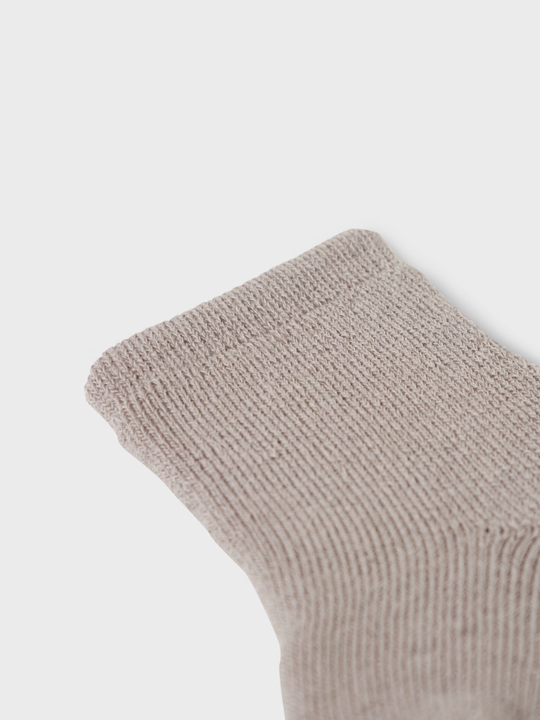 Grå baby strumpa till pojke och flicka. Ull strumpor i merino ull till bebis.
NBFWAKSI WO/BL TERRY SOCK
13228419