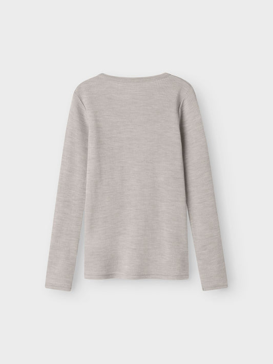 Grå ull tröja till pojke och flicka. Merinoull när den är som bäst. Underställ till tjej och kille från Name it. Barnkläder ull underställströja.
NKNWAX WOOL RIB LS TOP
13242139