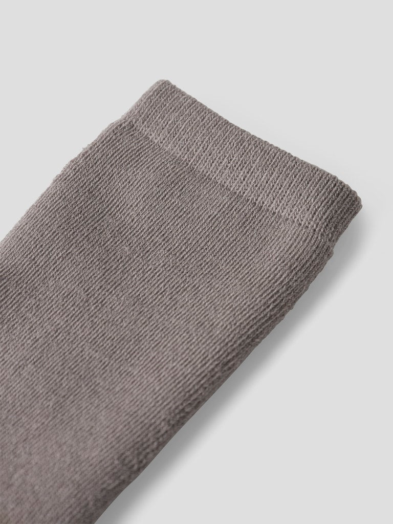 Grå ull strumpa i merino ull till flicka och pojke. Varm tjock strumpa, raggsocka som värmer fötterna till barn tjej och kille.
NKFWAKSI WO/BL TERRY SOCK
13228568