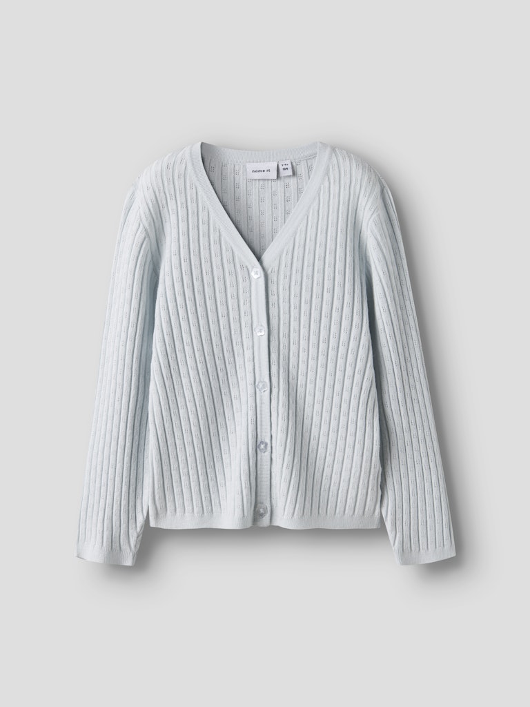 Stickad v-ringad kofta till flicka. Söt cardigan i ljus blå från Name it.
NMFKIND LS KNIT CARD
13244441