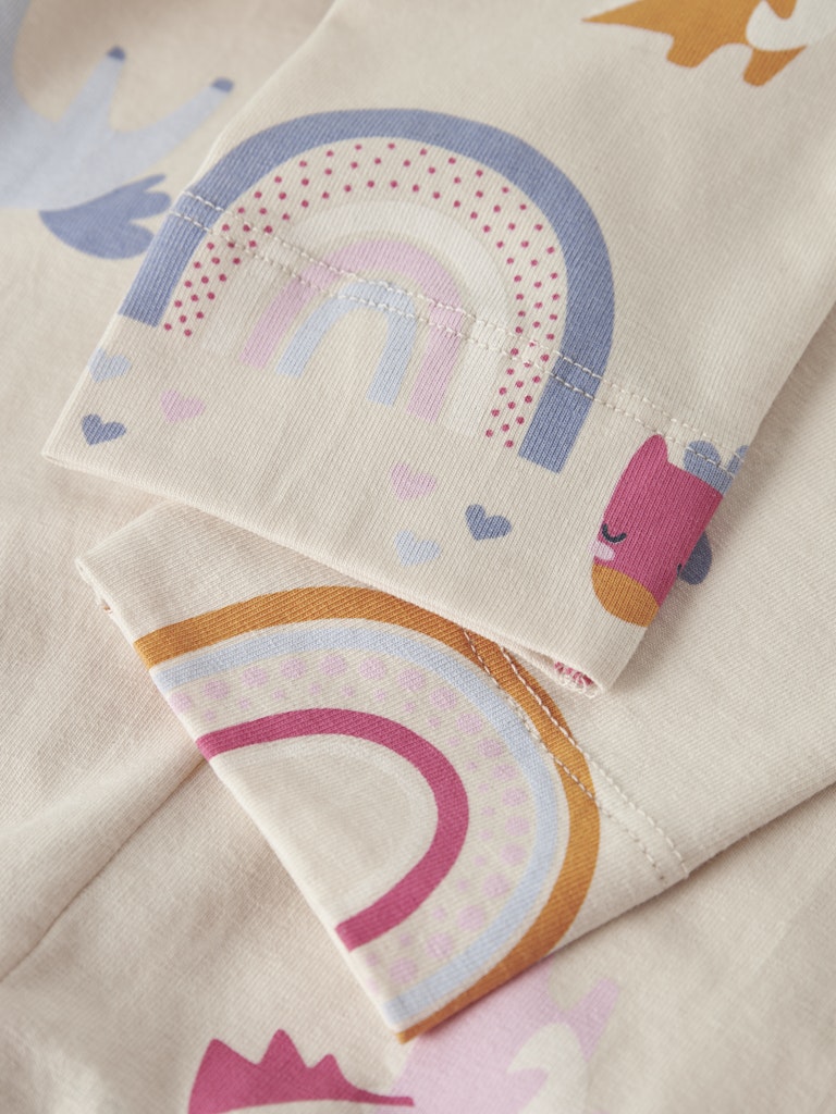 Beige mönstrade leggings med hästar och regnbåge till flicka.
NMFNULANA LEGGING PB
13244979