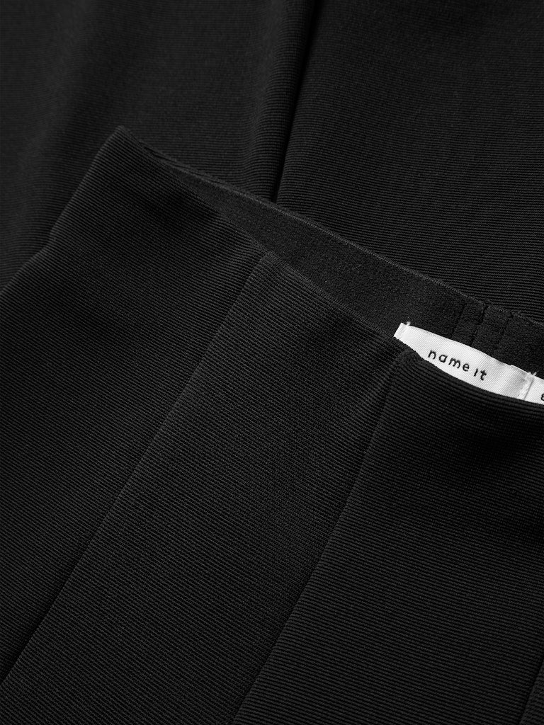 Svart bootcut byxa från Name it. Utsvängda byxor till flicka i återvunnen polyester.
13245454
NKFLIRA BOOTCUT PANT