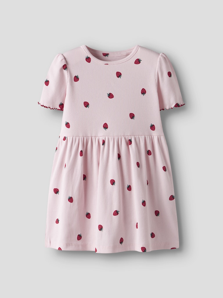 Rosa kortärmad barn klänning till flicka. Ribbad söt klänning i ekologiska bomull med jordgubbar på från Name it.
NMFJILLIE SS DRESS
13246149