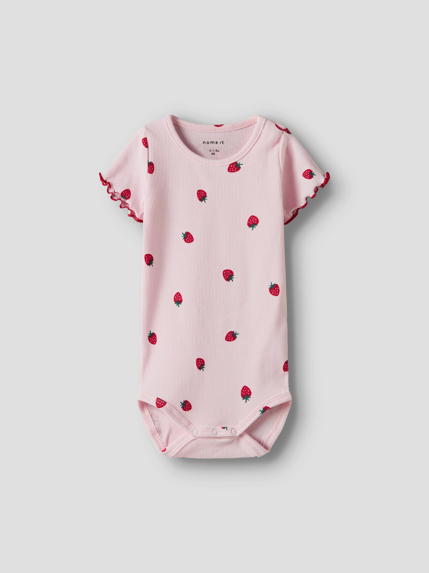 Rosa ekologisk body till din baby flicka med ett mönster av jordgubbar. Söt klassisk kortärmad bebis body.
NBFJILLIE SS BODY BOX
13246165