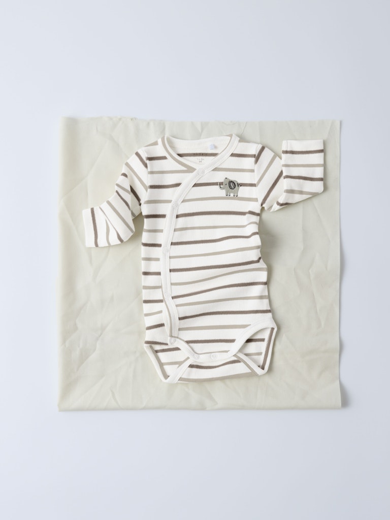 Vit randig omlott body till baby pojke och bebis flicka. Nyfödd neutral body med elefant tillverkad i ekologisk bomull.
NBNOFANT LS WRAP BODY
13246745