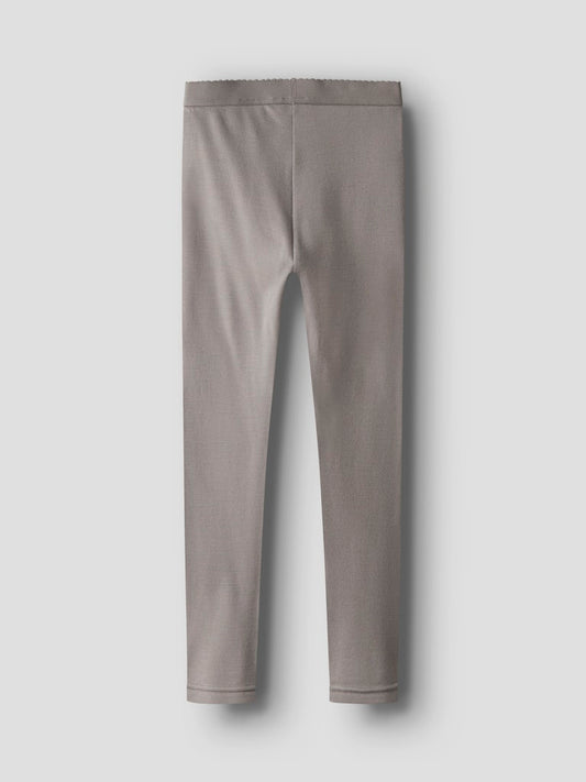 Grå långkalsonger i merino ull till flicka och pojke. Enfärgade ull leggings i varmt skönt underställ från Name it.
NKFWILLTO WOOL LEGGING
13228548