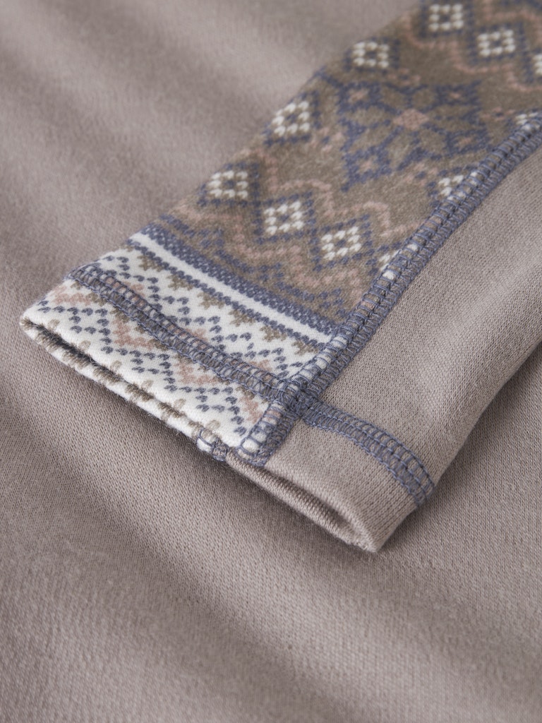 Grå och rosa färgad merino ull tröja till flicka. Varmt underställ till barn och ungdomar tjej, vackert mönstrad underställströja från Name it.
NKFWILLTO WOOL LS TOP
13228547