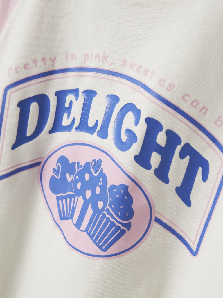 Vit och rosa kortärmad t-shirt med cupcakes print. Topp till flicka i ekologisk bomull från Name it.
NKFNASLA NREG SS SH TOP
13247355