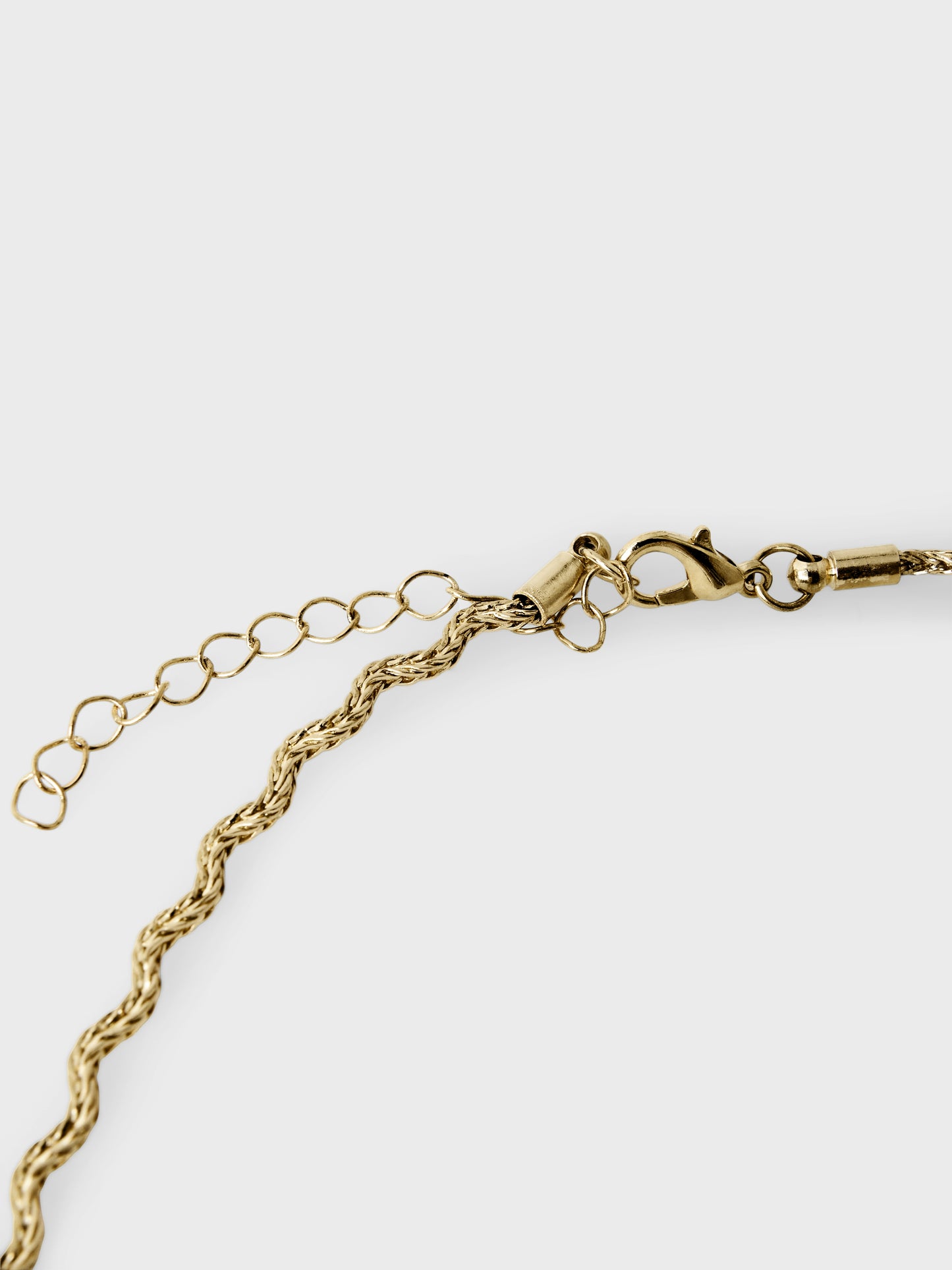 Guld färgat halsband från LMTD i vågig modell till tjej. Halskedja, smycke till flicka barn och ungdom.
NLFALKES NECKLACE
13248210