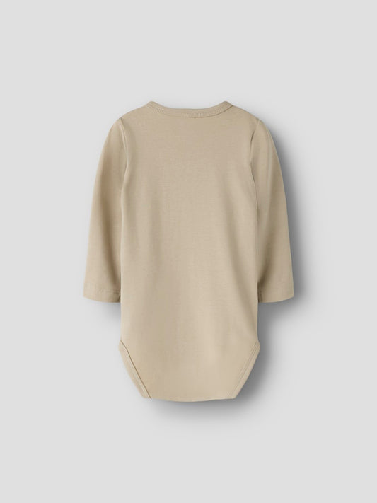 Beige omlott body till baby pojke. Bebis body i wrap modell, ekologiska bebiskläder från Nameit.
NBMVROLLE LS WRAP BODY
13249095