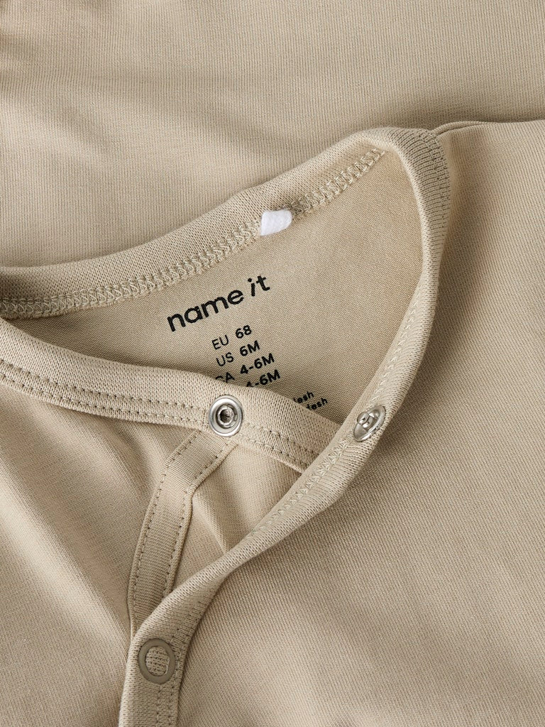 Beige omlott body till baby pojke. Bebis body i wrap modell, ekologiska bebiskläder från Nameit.
NBMVROLLE LS WRAP BODY
13249095