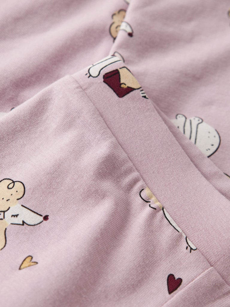 Vändbar rosa leggings till flicka. Barn byxor som är mönstrade på ena sidan och om du vänder dem ut och in blir de enfärgade.
NMFROGIA REVERSIBLE LEGGING
13249132