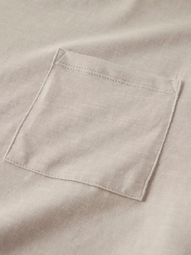 Långärmad beige tröja med bröstficka till pojke. Enfärgad tröja till kille.
NKMVEBBE LS RLX TOP
13234710