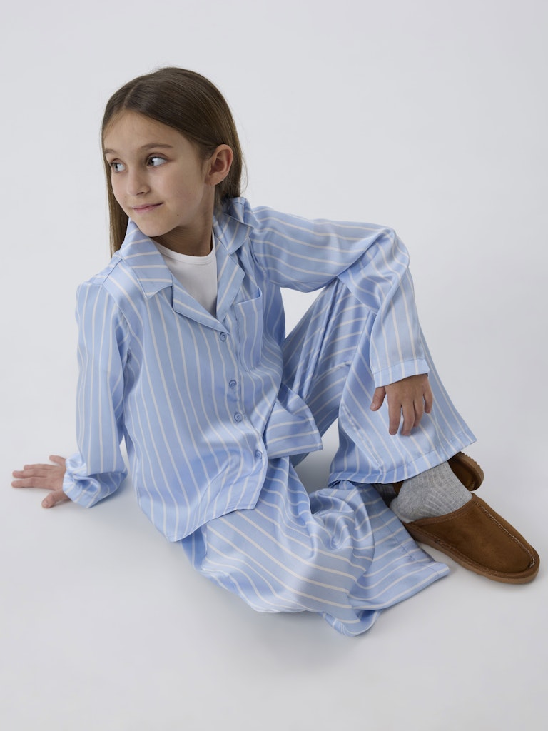 Blå randig siden pyjamas till flicka. Satin pyjamasbyxor till tjej från Nameit.
NKFRUTH PYJAMAS
13239997