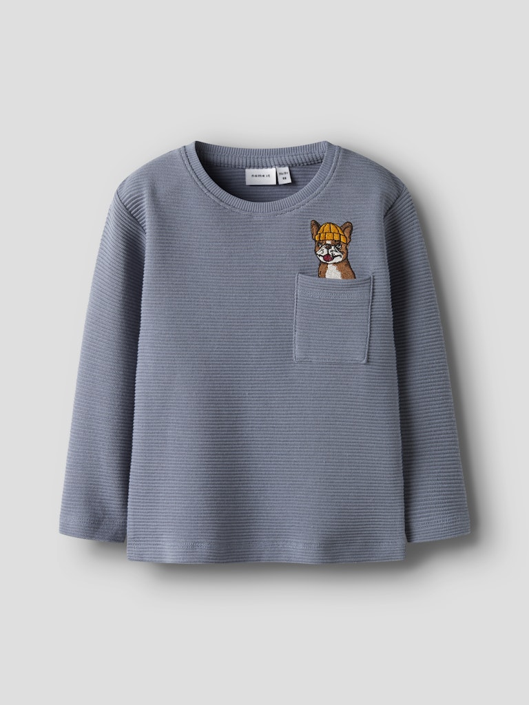 Enfärgad tröja med bröst ficka där det ser ut att sticka upp en brodera liten mops hund. Långärmad t-shirt till pojke i ekologisk bomull från Nameit.
NMMROFUS LS NREG TOP
13249927