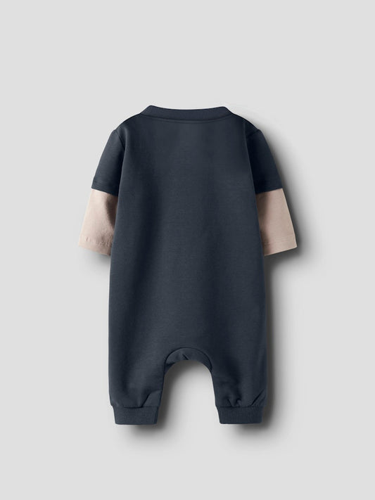 Jumpsuit till nyfödd pojke. Bebis kläder sparkdräkt, onesies till baby kille i sportig modell. Ekologiska babykläder från Nameit.
NBMSUMO SWEAT SUIT BRU
13250340