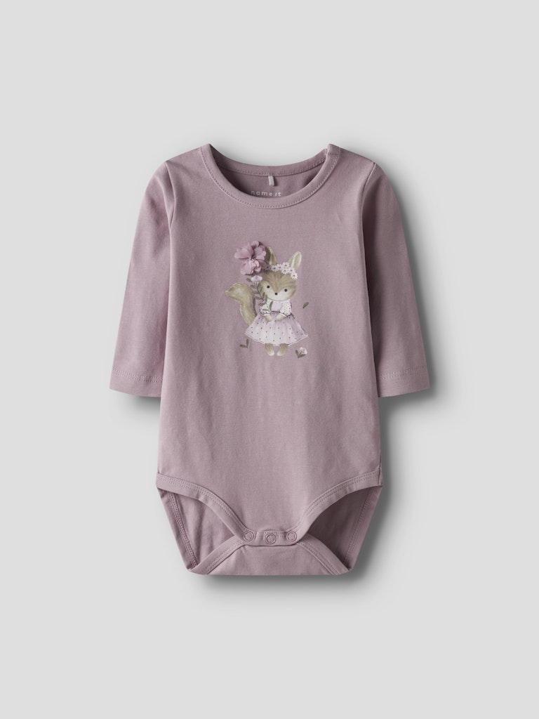 Rosa gullig baby body till flicka. Ekologisk bebis body med ekorre till nyfödd flicka.
NBFSUNSHINE LS BODY BOX
13250277