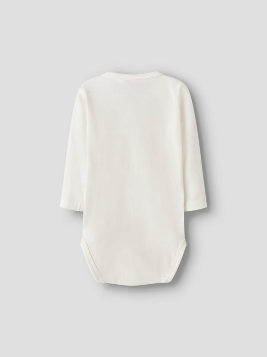 Vit baby body till pojke. Omlott body till bebis flicka, neutral unisex body till nyfödd.
NBMVROLLE LS WRAP BODY
13249095